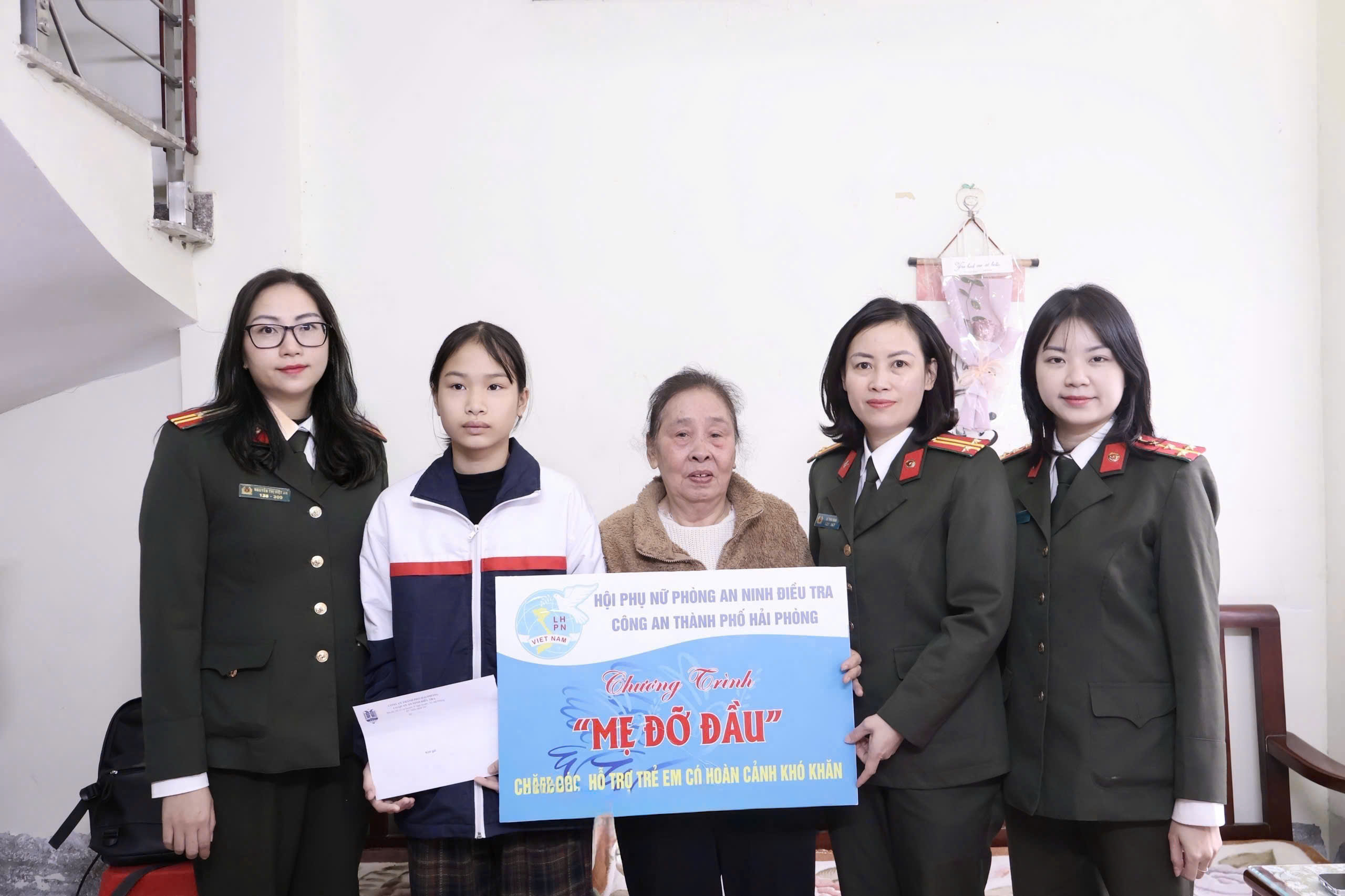 Hội Phụ nữ Phòng An ninh điều tra lan tỏa yêu thương qua chương trình “Mẹ đỡ đầu”